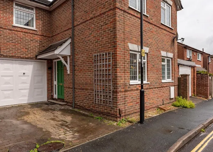 Luxury Southampton House With Garden And Parking